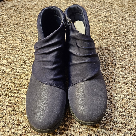 New in box Cloudsteppers by Clarks Nacy Booties - Picture 2 of 6
